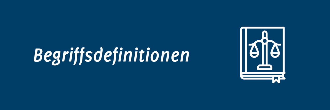 Eine Grafik mit dem Wort "Begriffsdefinitionen" in weißer Schrift auf blauem Hintergrund. Neben dem Wort sieht man eine stilisierte Waage der Justizia.