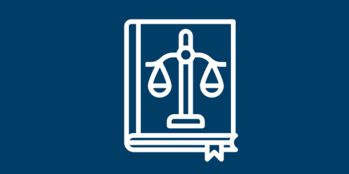 Eine Grafik mit dem Wort "Begriffsdefinitionen" in weißer Schrift auf blauem Hintergrund. Neben dem Wort sieht man eine stilisierte Waage der Justizia.