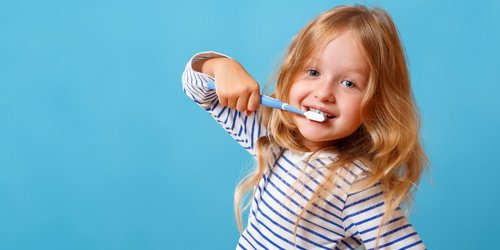 Ein junges Mädchen putzt sich die Zähne 
