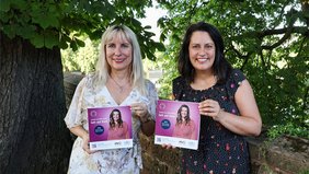 Das Foto zeigt Regionalverbandsdirektorin Carolin Lehberger und vhs-Direktorin Nicole Boissier, die das Herbst/Winter-Programm 2026 der vhs präsentieren.