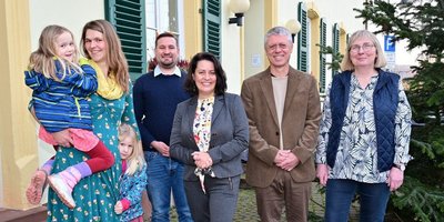 Schuleingangsuntersuchung Eine Mutter mit ihren Kindern stehend vor dem Rathaus Kleinblittersdorf. Neben ihr die Regionalverbandsdirektorin, der Bürgermeister und Mitarbeitende des Gesundheitsamtes des Regionalverbands.