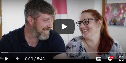 Herr und Frau Westermann lächeln sich freundlich an.