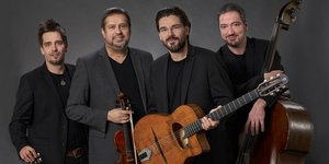 Vier Männer in dunklen Anzügen mit Gitarre, Violine und Kontrabass.