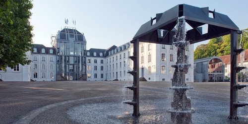 Blick auf das Saarbrücker Schloss mit Brunnen 