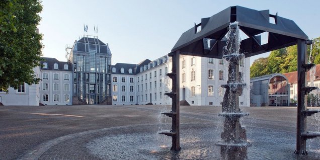 Blick auf das Saarbrücker Schloss mit Brunnen 