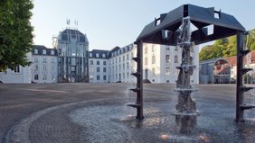 Blick auf das Saarbrücker Schloss mit Brunnen 