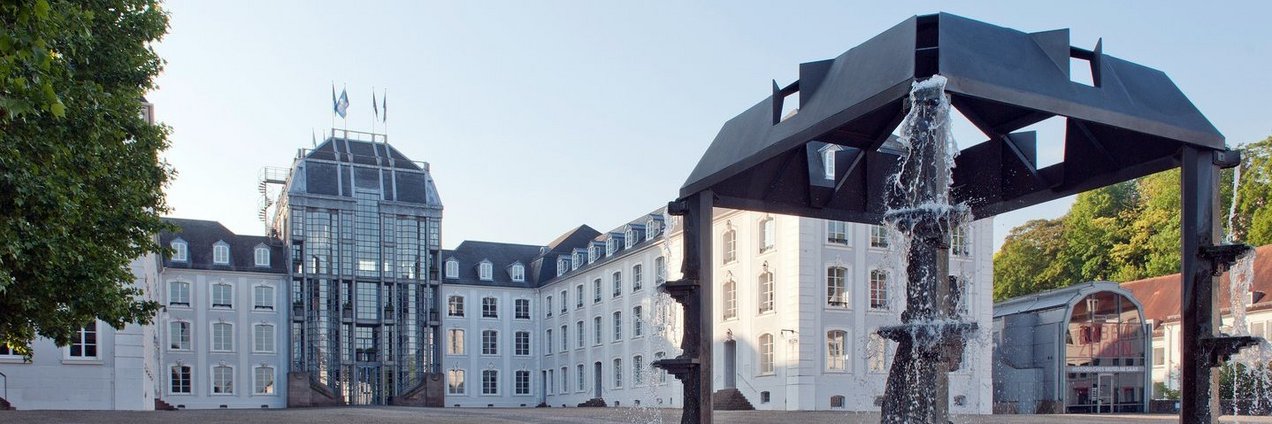 Blick auf das Saarbrücker Schloss mit Brunnen 