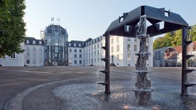 Blick auf das Saarbrücker Schloss mit Brunnen 