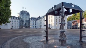 Blick auf das Saarbrücker Schloss mit Brunnen 