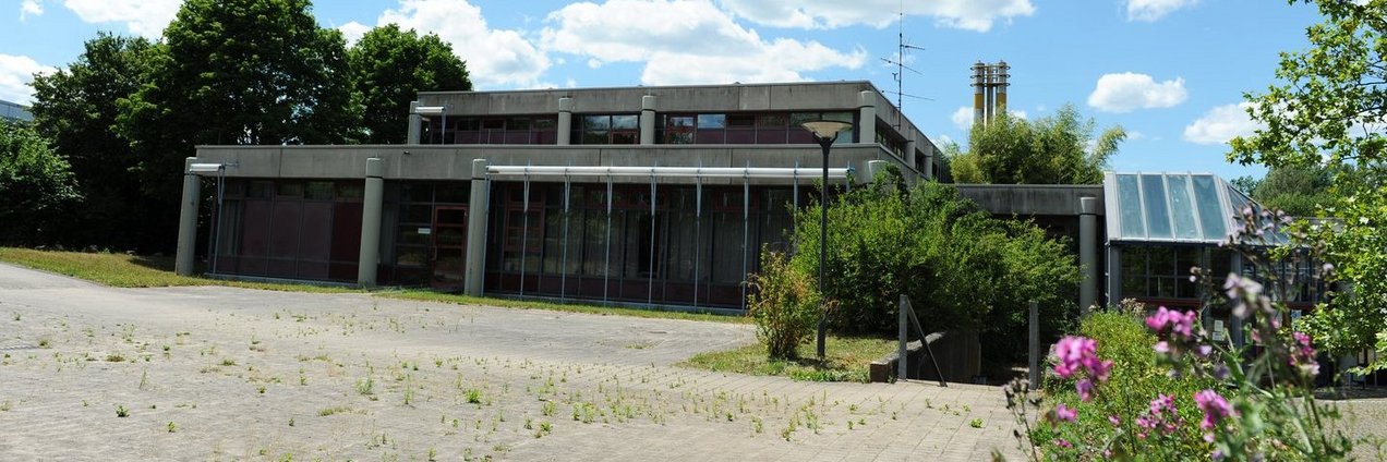 Schulgebäude und Schulhof des Kaufmännischen Berufsbildungszentrum Halberg