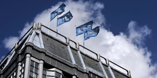 Fahnen des REgionalverbandes Saarbrücken wehen auf dem Dach des Saarbrücker Schlosses