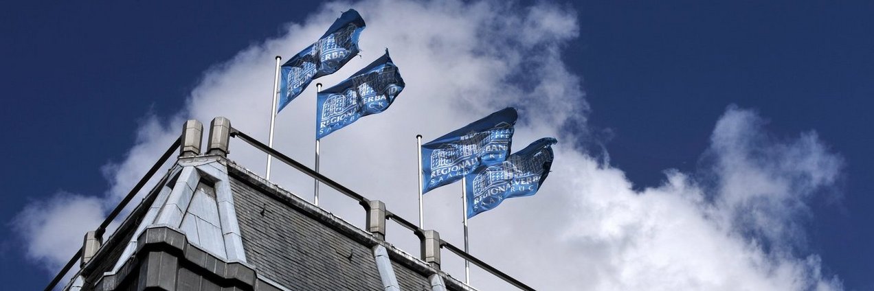 Fahnen des REgionalverbandes Saarbrücken wehen auf dem Dach des Saarbrücker Schlosses