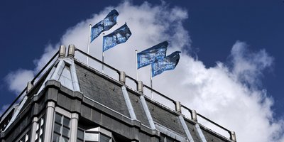 Fahnen des REgionalverbandes Saarbrücken wehen auf dem Dach des Saarbrücker Schlosses