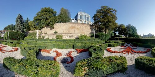 Blick vom Schlossgarten auf die Rückseite des Saarbrücker Schlosses