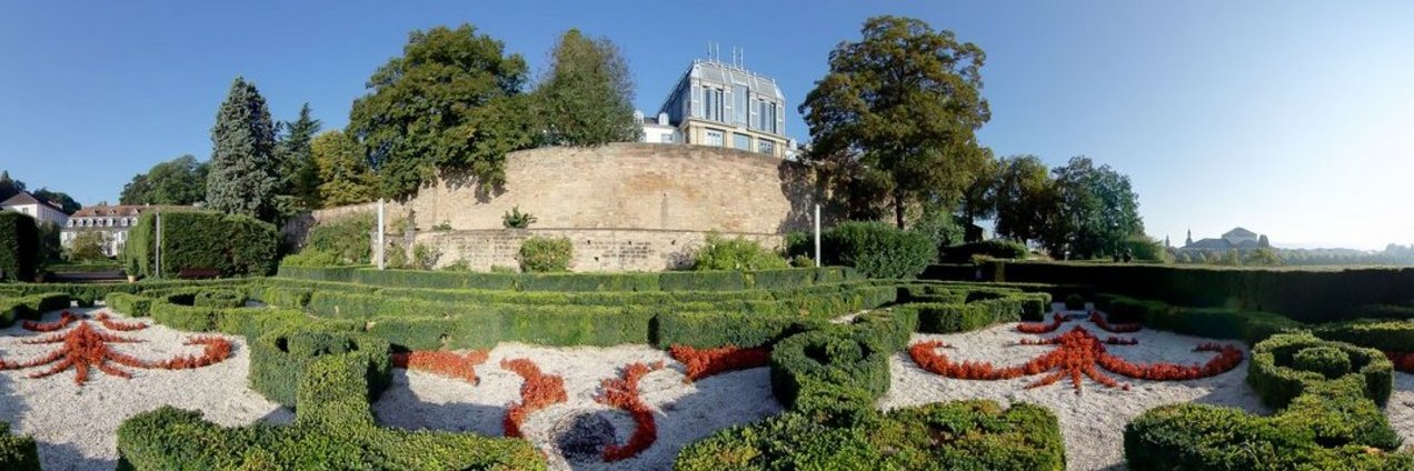 Schlossgarten Blick vom Schlossgarten auf die Rückseite des Saarbrücker Schlosses