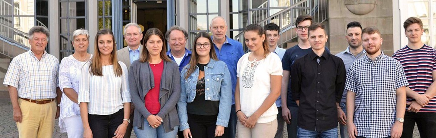 Eine Gruppe Auszubildender mit Ausbildern 