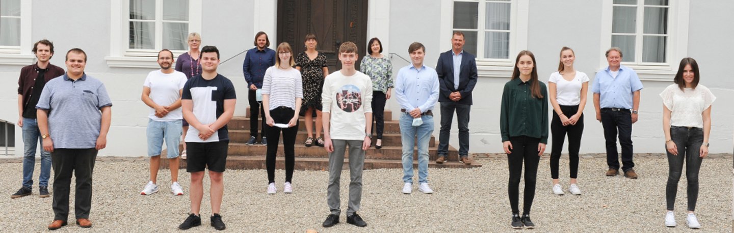 Eine Gruppe Auszubildender mit Ausbildern