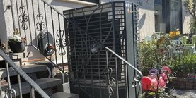 Wärmepumpe Blick auf eine Wärmepumpe, die seitlich neben der Treppe des Hauseinganges installiert ist