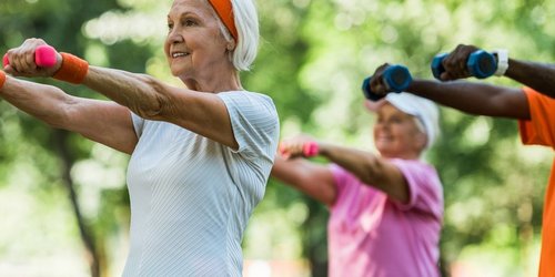 Seniorinnen und Senioren beim Sport machen im Park