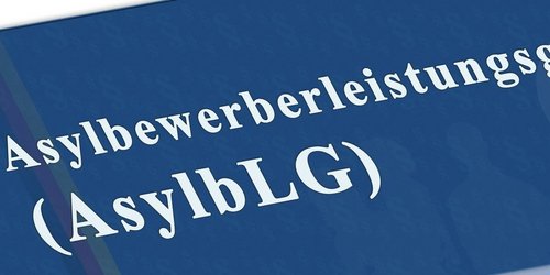 Auf blauem Untergrund steht Asylbewerberleistungsgesetz (AsylbLG) geschrieben