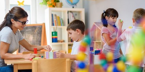 Erzieherin spielt und lernt mit Vorschulkindern