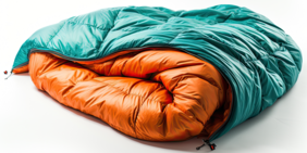 Foto eines grün-orangefarbenen Schlafsacks vor weißem Hintergrund