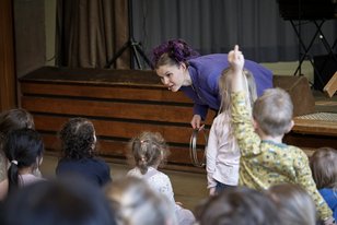 Zauberkünstlerin LilaLucy spricht mit den jungen Kindern im Publikum