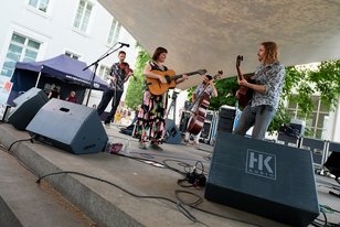 Die Marion und Sobo Band auf der Bühne im Schlossgarten.