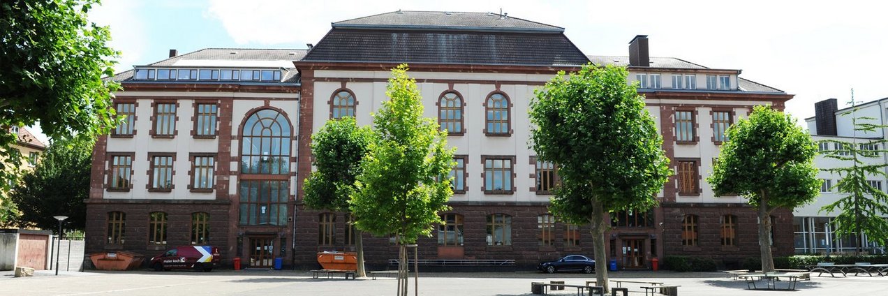 Schulgebäude und Schulhof des Otto Hahn Gymnasium Saarbrücken