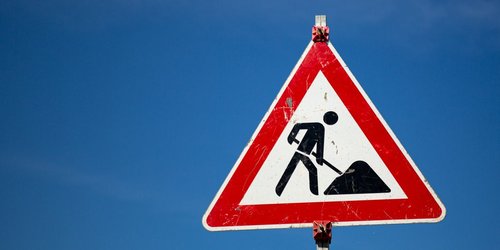 Straßenschild Bauarbeiten vor blauem Himmel