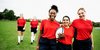 Rugby Freizeit Junge Rugby-Spielerinnen lächeln in die Kamera