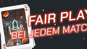 Grafik mit einem Stapel Spielkarten, oben die Herz-Dame, deren Motiv eine stilisierte Hand zeigt, die ein Kondom hält. Rechts daneben steht in leuchtend roter Schrift der Slogan „Fair Play bei jedem Match“. Der Hintergrund ist dunkel mit abstrakten Linien und Kreisen in warmen Farben, die an ein modernes, dynamisches Design erinnern.