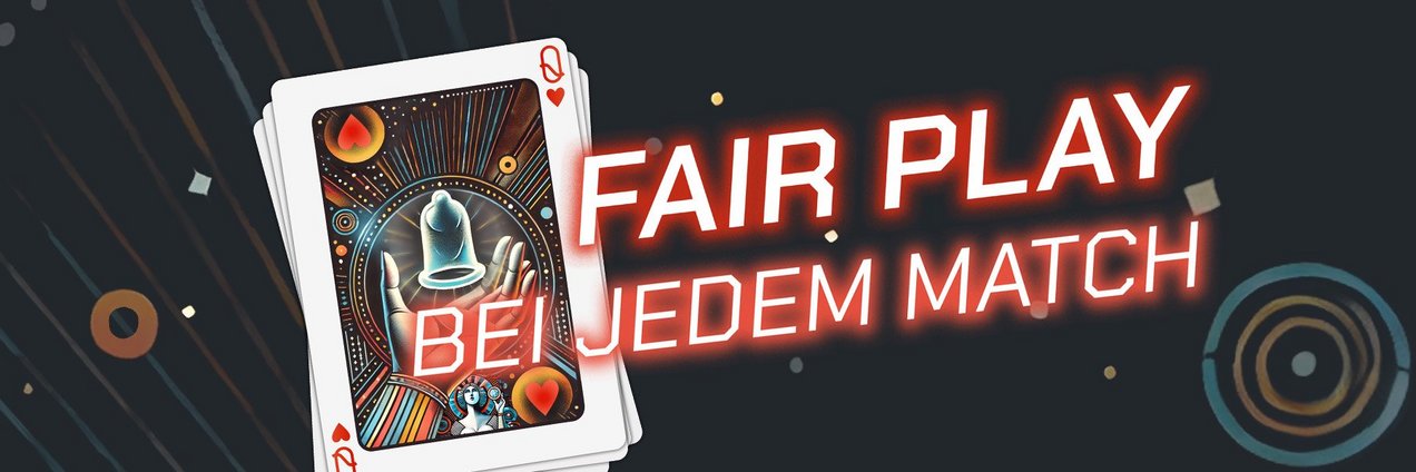 Grafik mit einem Stapel Spielkarten, oben die Herz-Dame, deren Motiv eine stilisierte Hand zeigt, die ein Kondom hält. Rechts daneben steht in leuchtend roter Schrift der Slogan „Fair Play bei jedem Match“. Der Hintergrund ist dunkel mit abstrakten Linien und Kreisen in warmen Farben, die an ein modernes, dynamisches Design erinnern.