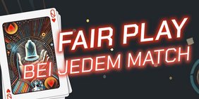 Grafik mit einem Stapel Spielkarten, oben die Herz-Dame, deren Motiv eine stilisierte Hand zeigt, die ein Kondom hält. Rechts daneben steht in leuchtend roter Schrift der Slogan „Fair Play bei jedem Match“. Der Hintergrund ist dunkel mit abstrakten Linien und Kreisen in warmen Farben, die an ein modernes, dynamisches Design erinnern.