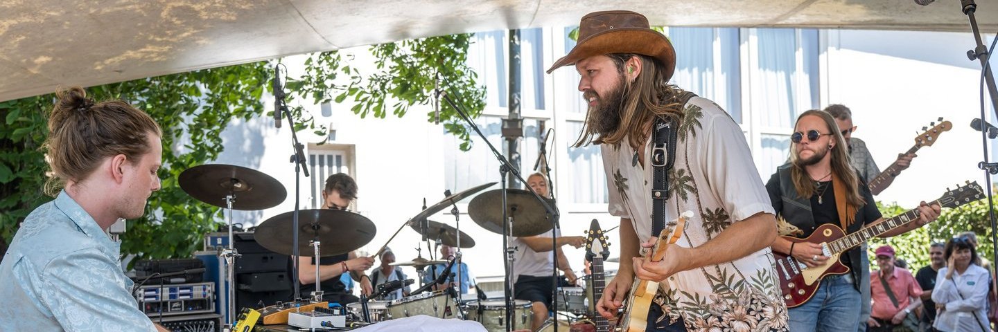 Die Band Leif de Leeuw auf der Bühne im Schlossgarten.