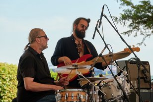 Musiker der Band Rotosphere auf der Bühne im Schlossgarten.