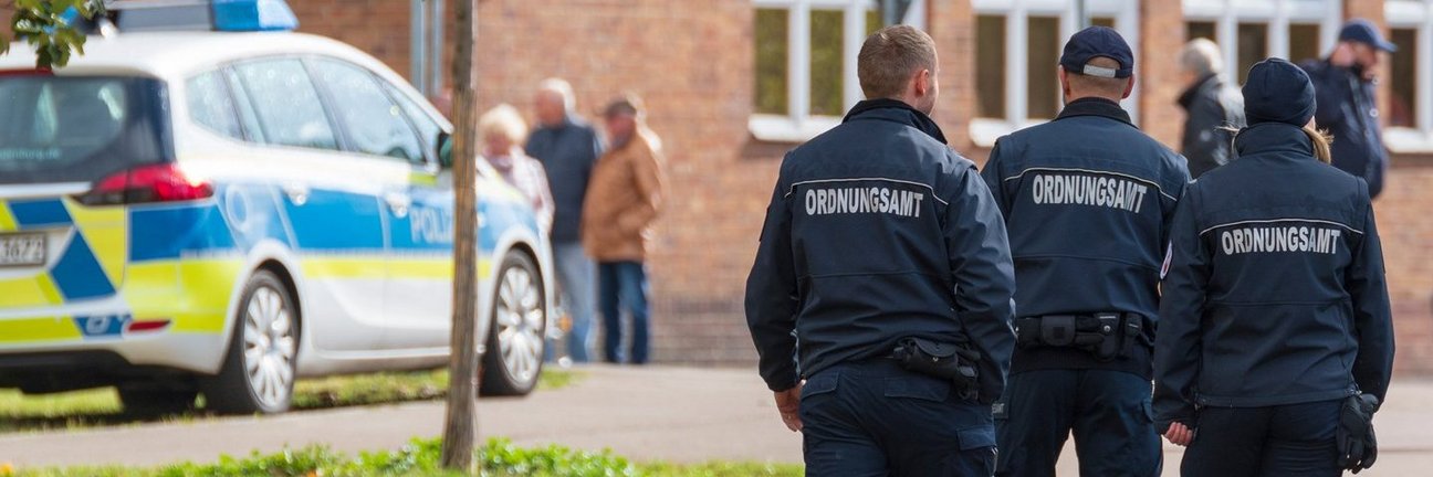 Mitarbeiter vom Ordnungsamt am Rande einer Demo