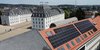 Die neue Photovoltaikanlage auf dem Gebäude am Schlossplatz mit Blick auf das Saarbrücker Schloss im Hintergrund.