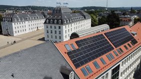 Die neue Photovoltaikanlage auf dem Gebäude am Schlossplatz mit Blick auf das Saarbrücker Schloss im Hintergrund.