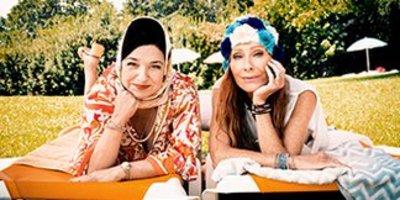 Freibad Zwei Frauen im Freibad auf einem Strandtuch liegend