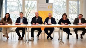 Kooperationsvereinbarung unterzeichnet Die Kooperationsvereinbarung zum Betrieb eines Rechenzentrums unterzeichneten Regionalverbandsdirektorin Dr. Carolin Lehberger (l.), Landrätin Daniela Schlegel-Friedrich (2.v.r.) und die Landräte (v.l.) Sören Meng, Udo Recktenwald, Patrik Lauer und Dr. Theophil Gallo
