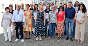 Verträge Schulsozialarbeit Regionalverbandsdirektor Peter Gillo (3.v..r.) freut sich gemeinsam mit weiteren Vertretern des Regionalverbands-Jugendamtes und der Träger der Freien Jugendhilfe über die Unterzeichnung der langfristigen Kooperationsverträge für die Schulsozialarbeit. Alle haben sich vor dem Saarbrücker Schloss aufgestellt.