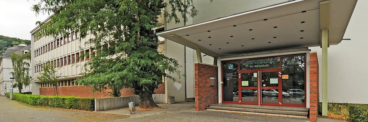 Eingang und Schulgebäude der Günther Wöhe Schule für Wirtschaft Saarbrücken