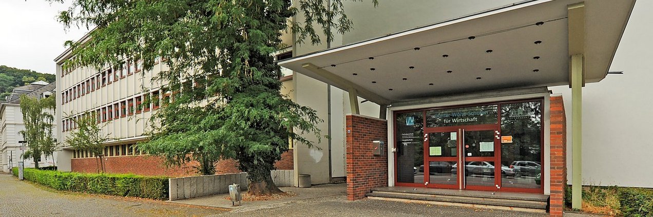Eingang und Schulgebäude der Günther Wöhe Schule für Wirtschaft Saarbrücken