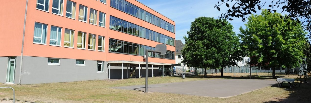 Schulgebäude und Basketballfeld der Gemeinschaftsschule Güdingen