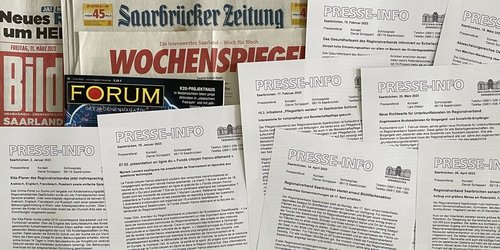 Saarländische Zeitungen und ausgedruckte Pressemitteilungen
