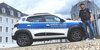 Dienstwagen Waffenbehörde Der Dients-E-Wagen der Waffenbehörde mit einem Mitarbeiter des Ordnungsamtes auf dem Schlossplatz Saarbrücken