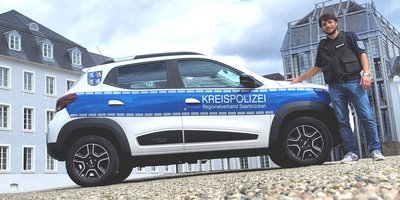 Der Dients-E-Wagen der Waffenbehörde mit einem Mitarbeiter des Ordnungsamtes auf dem Schlossplatz Saarbrücken