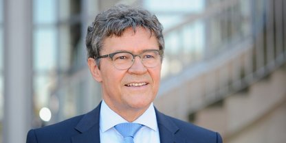 Peter Gillo Regionalverbandsdirektor vor dem Schloss