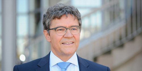 Peter Gillo Regionalverbandsdirektor vor dem Schloss